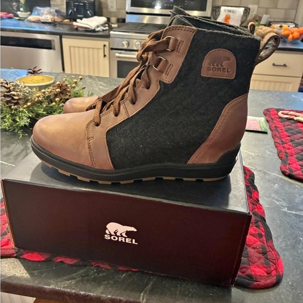 Sorel Women's Black and Brown Lace Up Boots